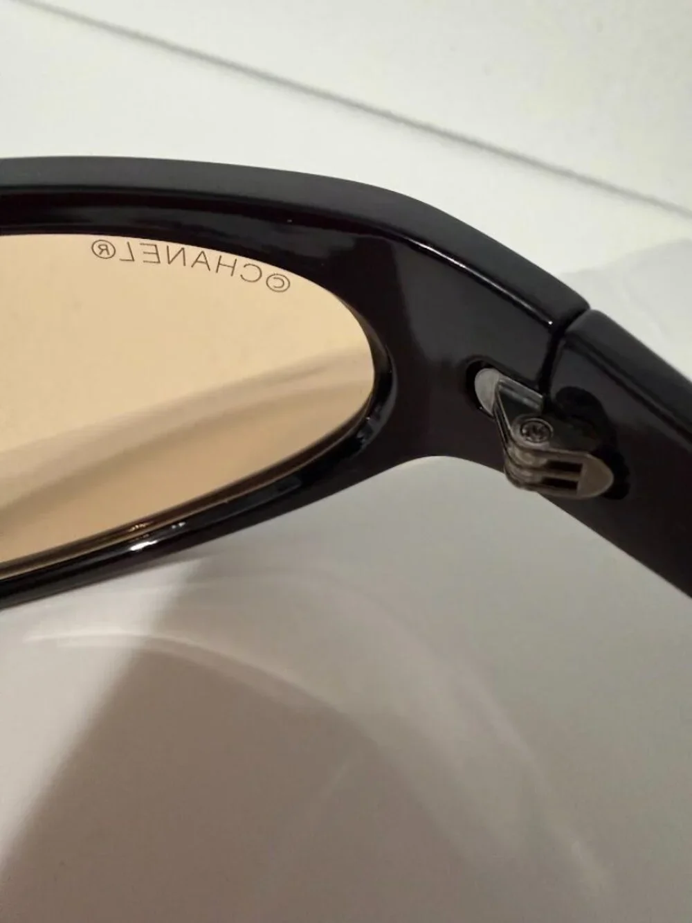 Black Oval Wrap Sunglasses Brown Lenses Gold Logo Detail 63-20-115